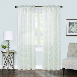 Cortina traslúcida de poliéster Regal Home Collections® Fret Voile de 1.37 x 2.13 m color marfil/lino