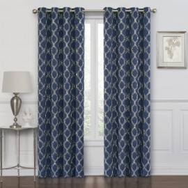 Cortina blackout de poliéster Regal Home Collections® Prescott de 1.27 x 2.13 m color azul marino/blanco